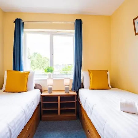 56 - Three Bed With Parking Apartment *