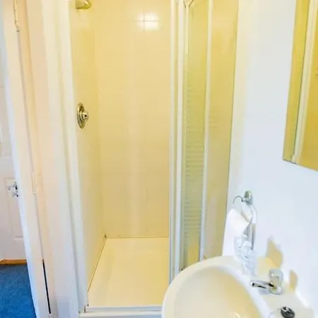 3 Bedroom Sleeps 5 Wifi Included